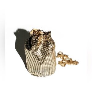 EXQUISITE WHITING AND DAVIS GOLD MINI BUCKET BAG 1960